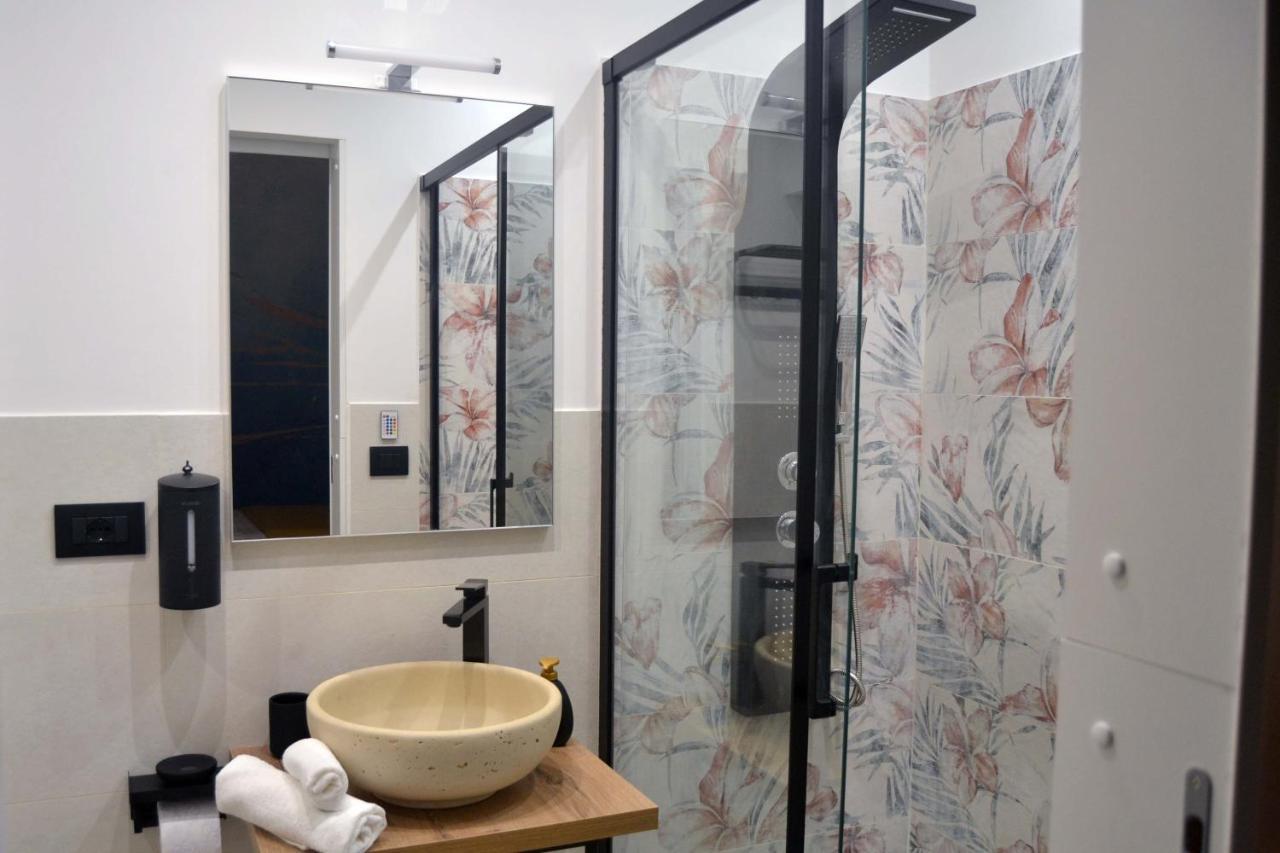 Room&Chiaia Naples Luaran gambar