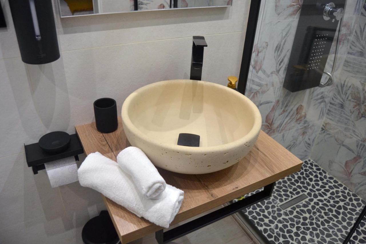 Room&Chiaia Naples Luaran gambar