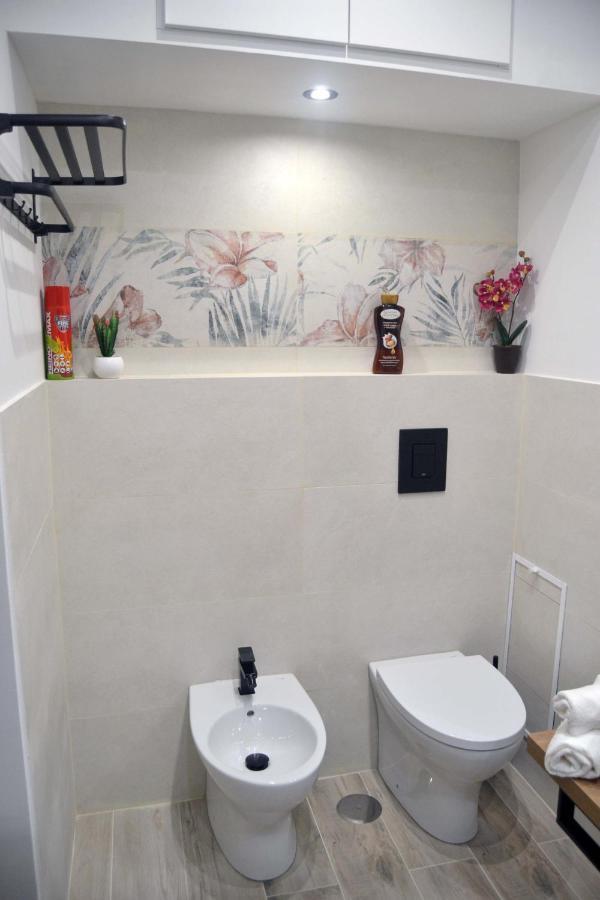 Room&Chiaia Naples Luaran gambar